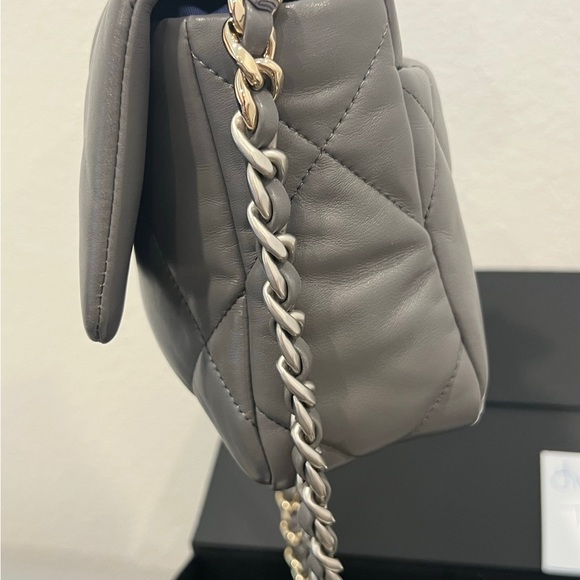 Chanel 19 small in light gray - Picture 7 of 10